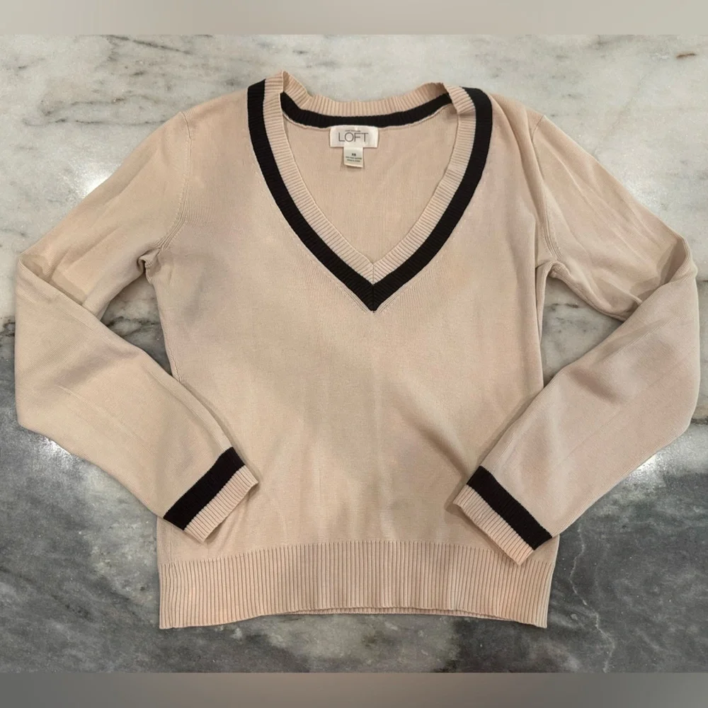 LOFT vneck beige